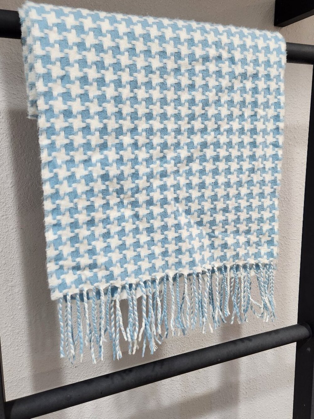 Made in Scotland | Cashmere Houndstooth Baby Blue White Tassel Scarf